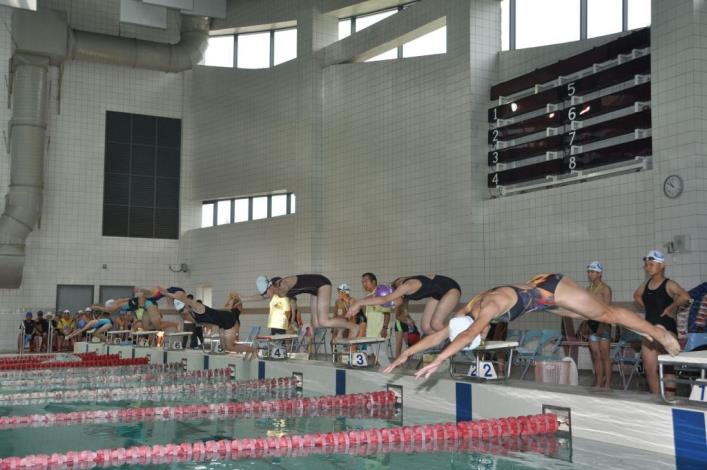 縣長盃分齡游泳錦標賽 近700選手在縣立游泳館一較高下