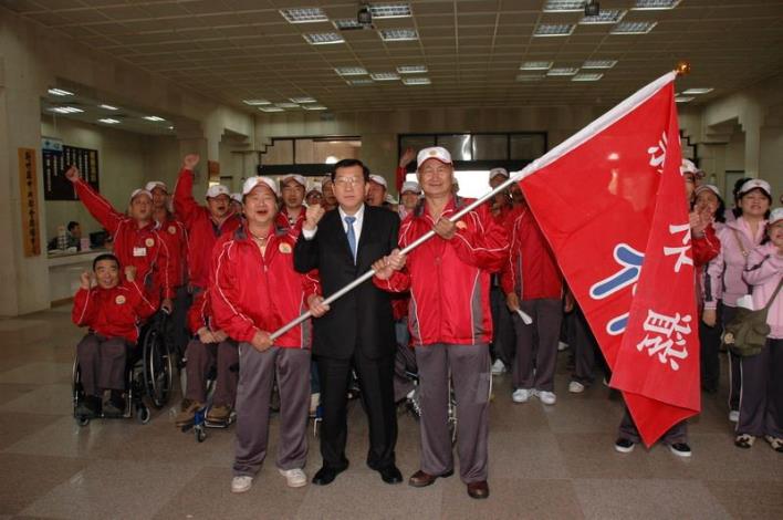 邱縣長為身心障礙國民運動會代表隊授旗並加油打氣
