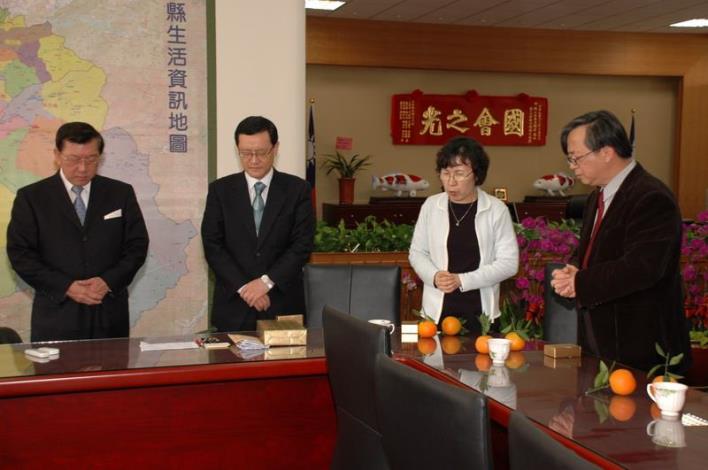 韓國牧師與邱縣長共同為新竹縣祝禱