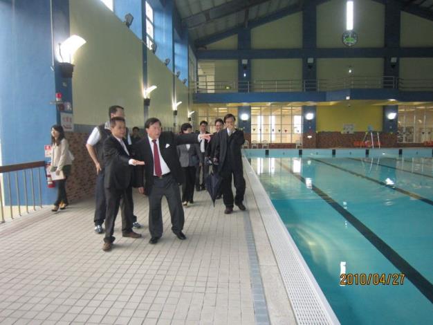 竹東鎮立游泳池5月1日重新開幕　縣長、鎮長、代表會主席聯袂會勘