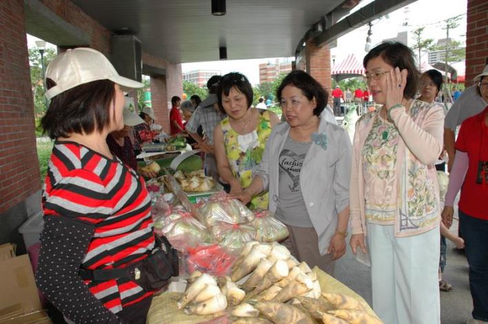 三個女人合力促銷寶山綠竹筍