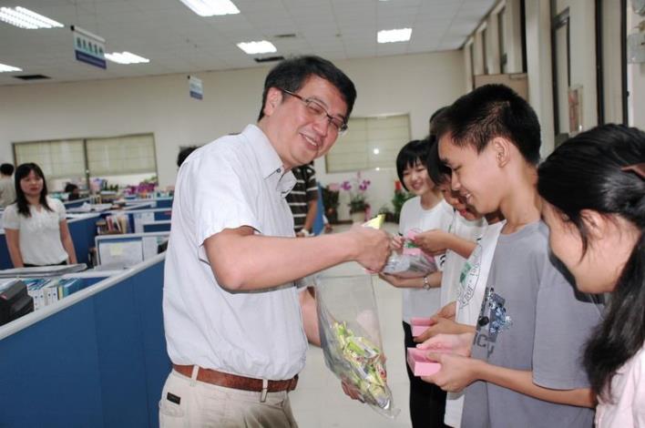 竹北高中特教班學員到縣府教育處展開「感恩之旅」闖關遊戲 共2張圖片