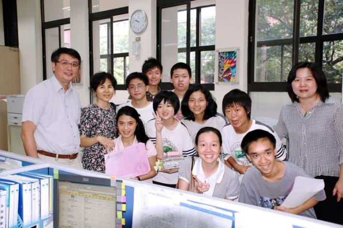 竹北高中特教班學員到縣府教育處展開「感恩之旅」闖關遊戲