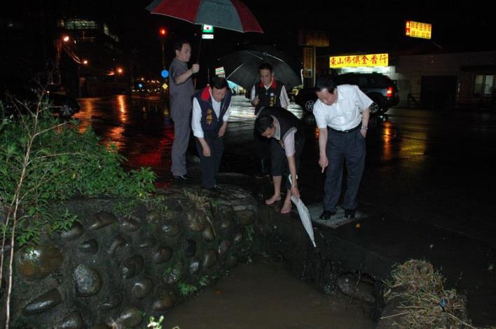 邱縣長10日晚上至竹東鎮中興路四段會勘淹水情形