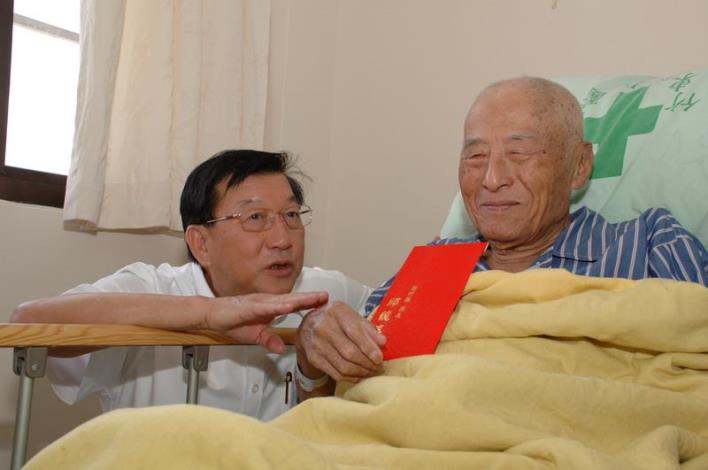 邱縣長前往竹東榮民醫院探視捐款濟貧之老榮民 共2張圖片
