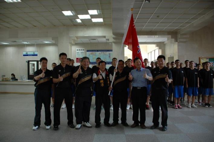 東泰高中籃球隊出征武漢  邱縣長授旗 共3張圖片