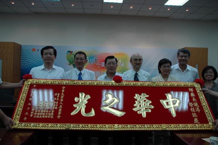 中華大學拜會  贈「中華之光」匾額給邱縣長、章副縣長