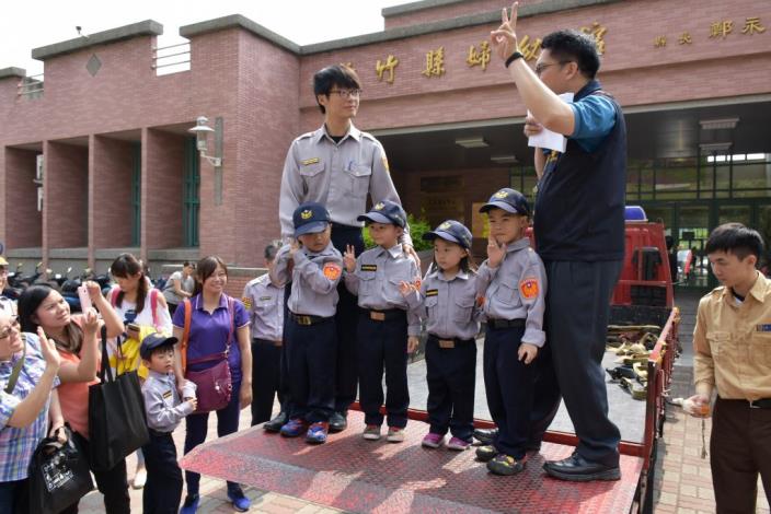 一日小小交通警察在竹縣 寓教於樂建立交通安全觀念 共6張圖片