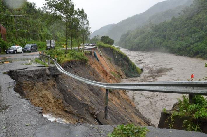 竹東122線道路崩毀、軟橋社區護岸被掏空　縣長、鎮長前往會勘