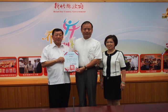 邱縣長頒發施政計畫考核績優單位 肯定縣府團隊努力 共3張圖片