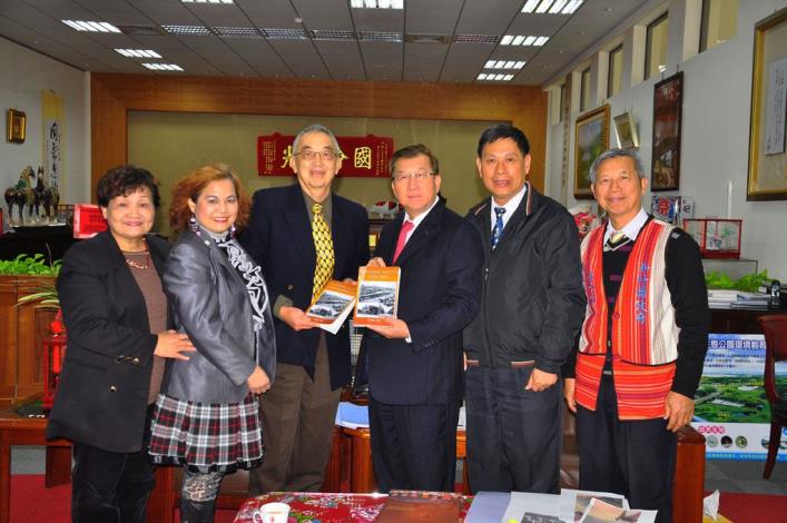 西安事變飛行官楊仲安公子楊建成捐贈文物供竹縣典藏展示