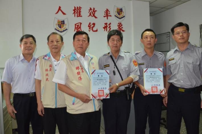 員警勇擒莽男 邱縣長頒獎嘉勉 共6張圖片