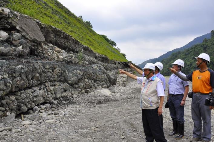強颱蘇力將來襲 邱縣長視察竹東122線道河岸修復工程