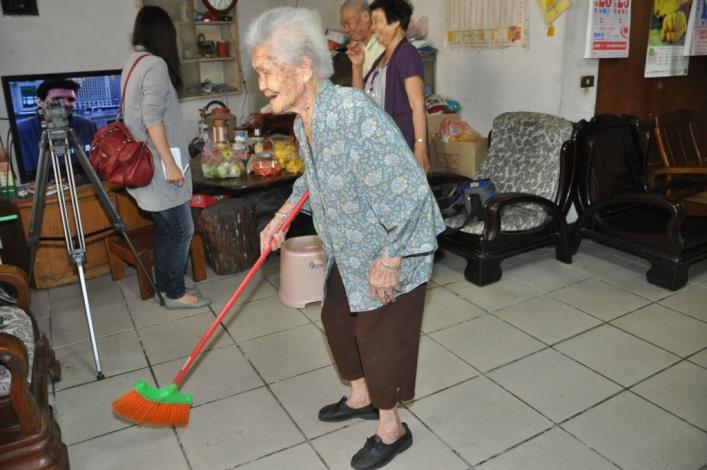 打掃、拜拜樣樣自己來　106歲人瑞曾彭尾妹勤勞養生