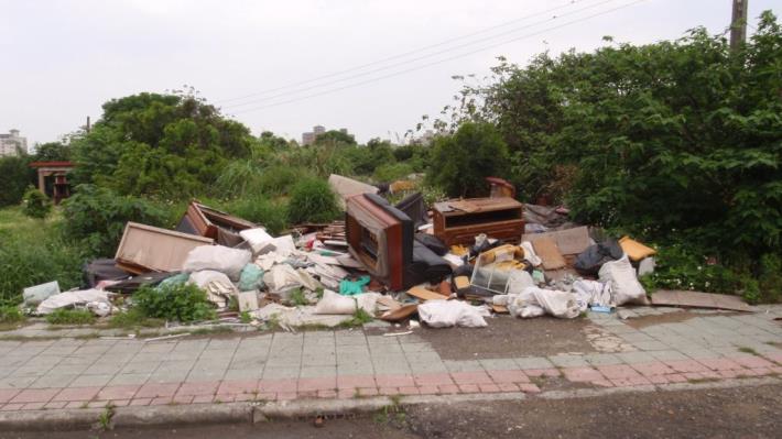 「國際綠能智慧園區」預定地遭倒廢棄物　縣府設圍籬杜絕