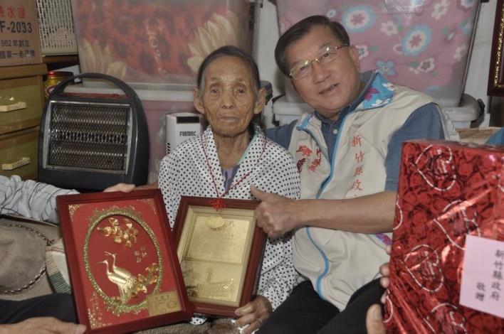 尖石鄉百歲婆邱陳阿英　用老人年金購買毯子送鄉內待嫁女兒