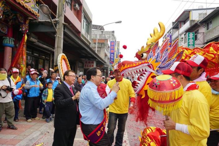 新埔與天宮媽祖出巡  家戶夾道膜拜 共5張圖片 的圖片