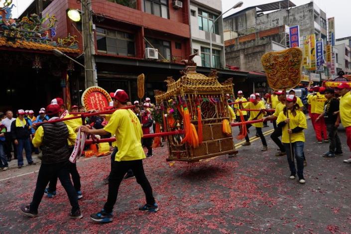 新埔與天宮媽祖出巡  家戶夾道膜拜