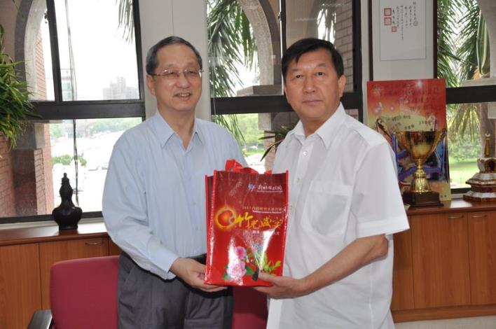 邱縣長與新竹捐血中心主任楊炳炘　呼籲大家挽袖捐血