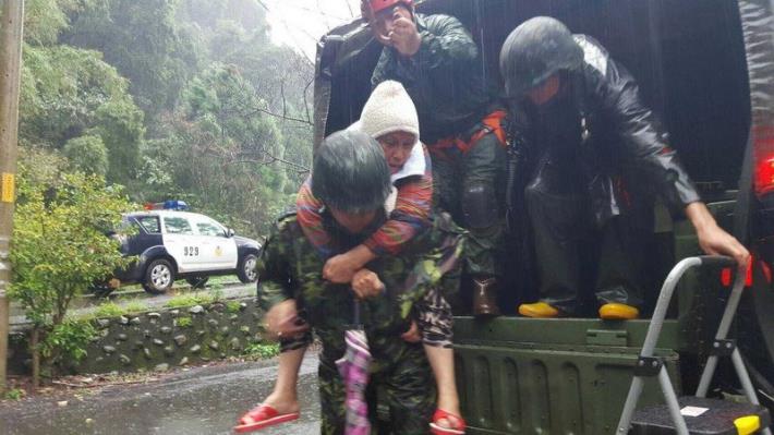 梅姬來襲　國軍官兵協同輔導幹部協助撤離