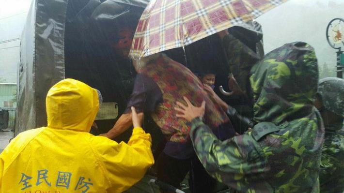 梅姬來襲　國軍官兵協同輔導幹部協助撤離 共2張圖片