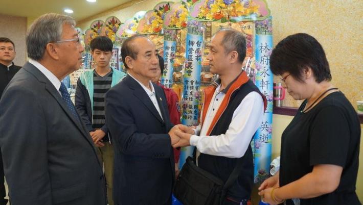 全國義消總會長王金平立委弔唁因公殉職的消防隊員林永軒 共2張圖片