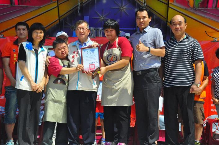 邱鏡淳縣長感謝企業社團購喜憨兒月餅贈送新埔800弱勢家庭 共5張圖片