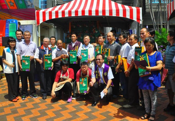 邱鏡淳縣長感謝企業社團購喜憨兒月餅贈送新埔800弱勢家庭