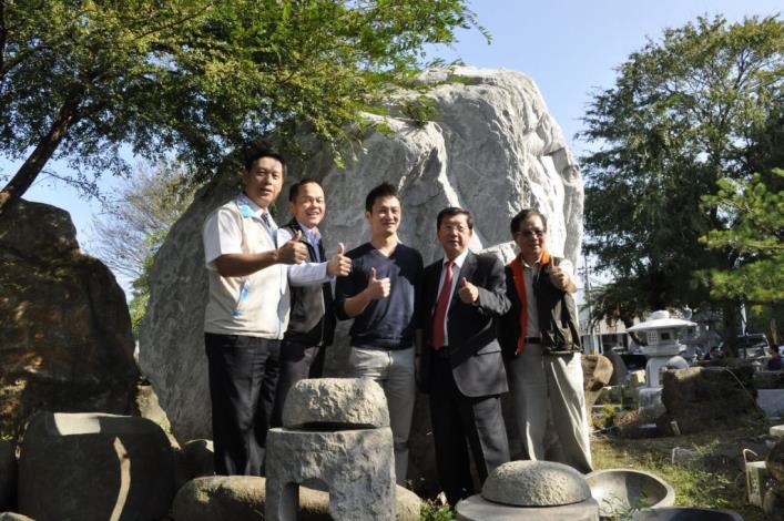 安石公司贈巨石　刻「台灣颩燈會」LOGO做宣傳
