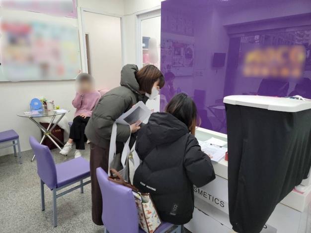 新竹縣政府消保官會同主管機關，前往轄內賣場聯合稽查。2