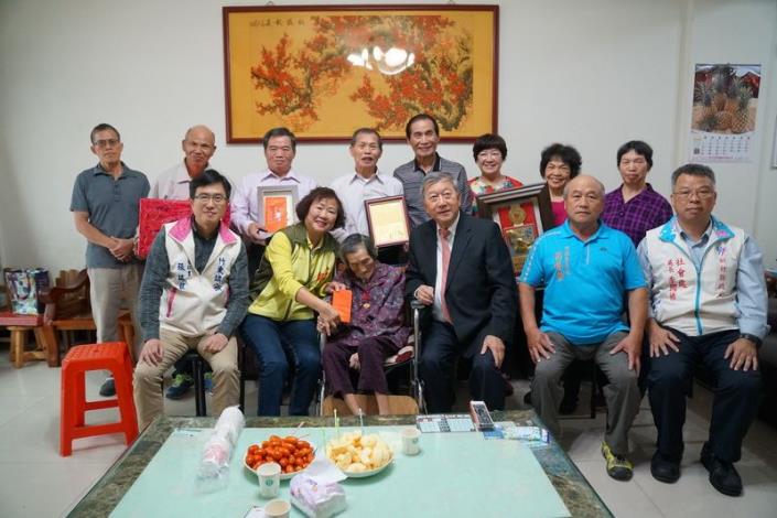 邱縣長拜訪竹北地區百歲人瑞  祝福重陽節快樂