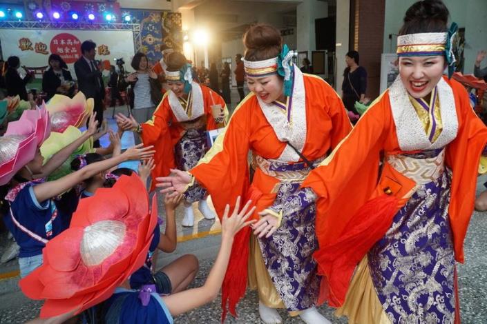 日本高知縣舞蹈團蒞縣演出　送「鳴子」與學生同樂