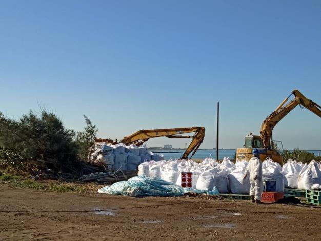 新豐鄉鳳鼻隧道西側海岸非法棄置有害廢棄物　開始清除離場