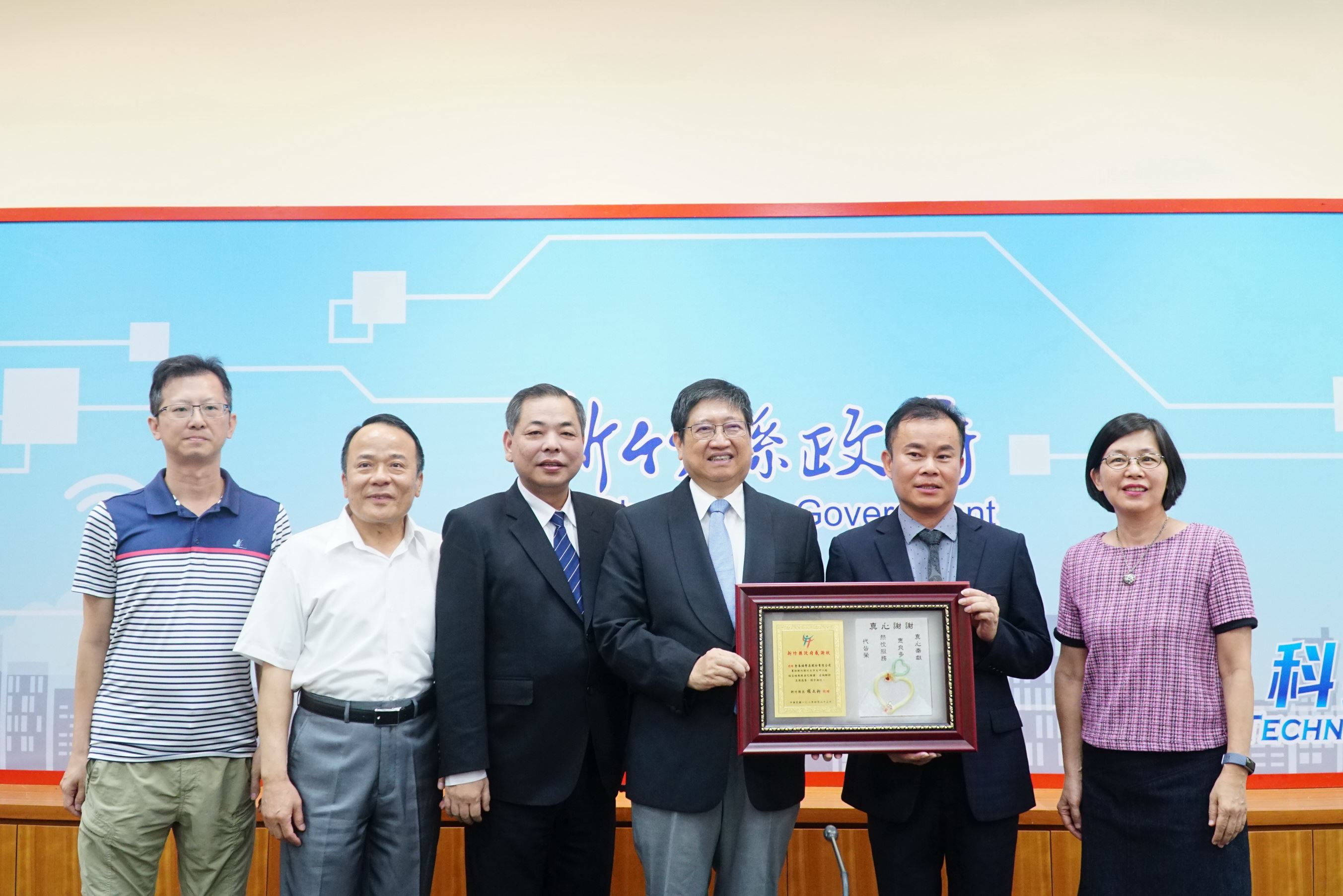 楊縣長頒獎表揚企業認養光明六路美化路容感謝為社會盡一份心