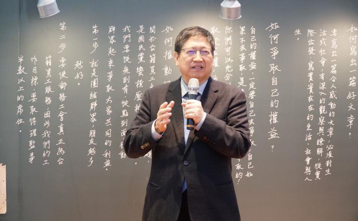 台灣最大規模工人運動圖文展新瓦屋展出　楊縣長受邀表示人生來而平等 共5張圖片