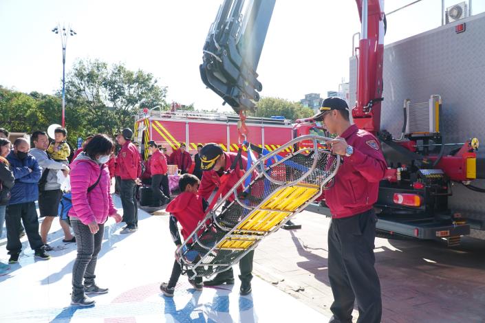 竹縣府廣場展示消防主力車輛及「黃金戰甲」　讓鄉親大開眼界