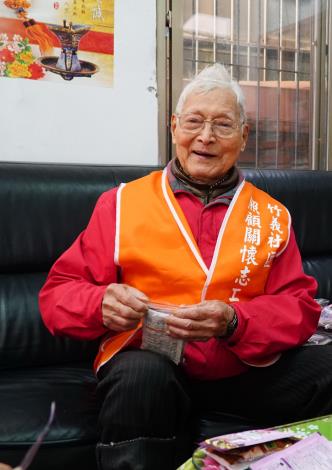 93歲「爺爺級志工」　打掃、包裝分類、唱歌難不倒