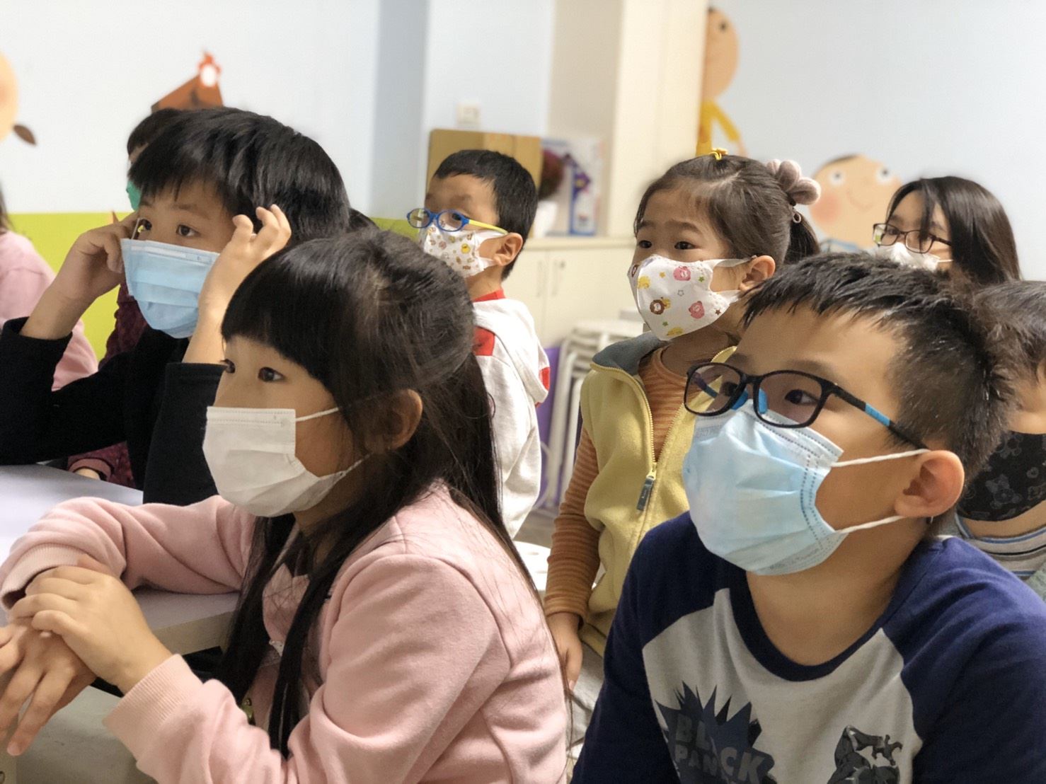 新竹縣政府代發口罩予短期補習班 兒童課後照顧服務中心