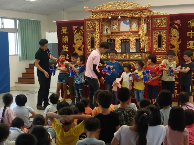 竹縣公共圖書館故事巡迴列車開進校園 讓傳統藝術扎根
