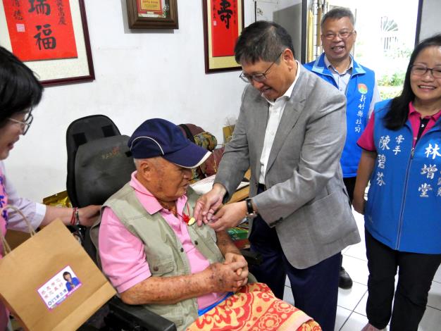 楊縣長親訪竹北市百歲人瑞 百歲公王瑞麟用上海話、英文歡迎賀客