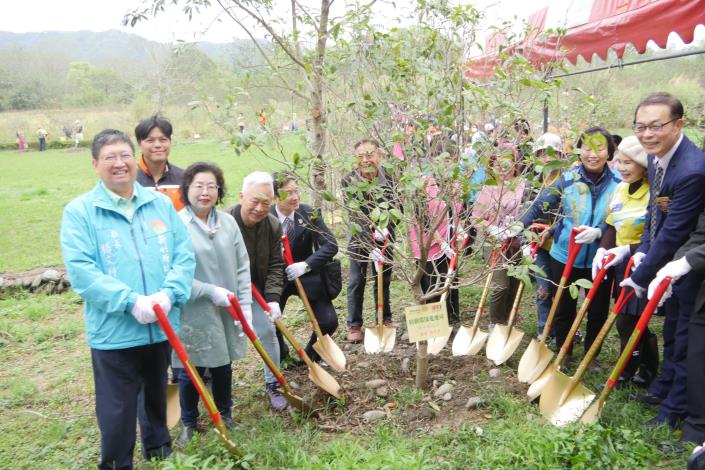 新竹縣政府與國際扶輪社共同植樹愛地球 打造河濱桂花林園步道