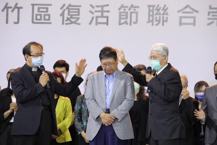 黃贊彥牧師(右1)及林坤麟牧師(左1)為楊文科縣長(中)禱告