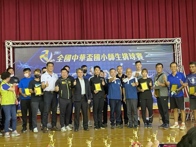 中華盃國小師生排球賽開打  全國62隊1200多人拚戰4天 共3張圖片