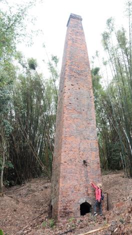 17米高巨物藏山坡!新竹縣芎林發現紅磚方形煙囪