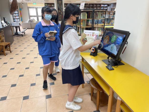 新竹縣40校導入自動借還書設備  打造智慧型圖書館 共4張圖片