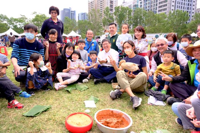 竹縣「農村藏食節」農再社區擺起攤　楊縣長與孩子都市中體驗醃鴨蛋
