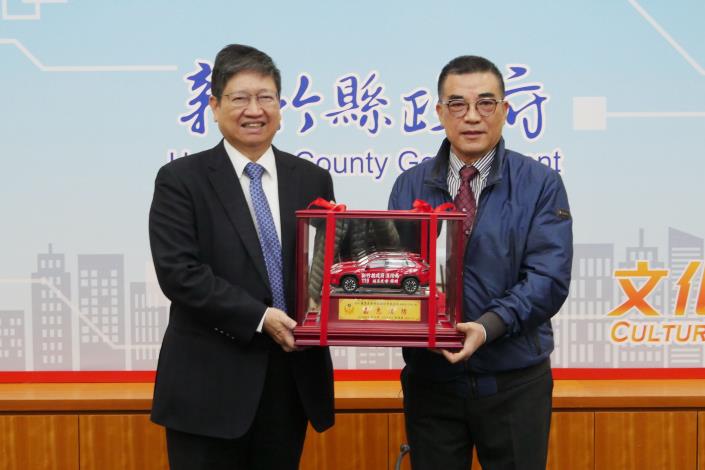 超昱光電董事長劉宏洋捐總價值近120萬元消防車輛　讓救災更即時