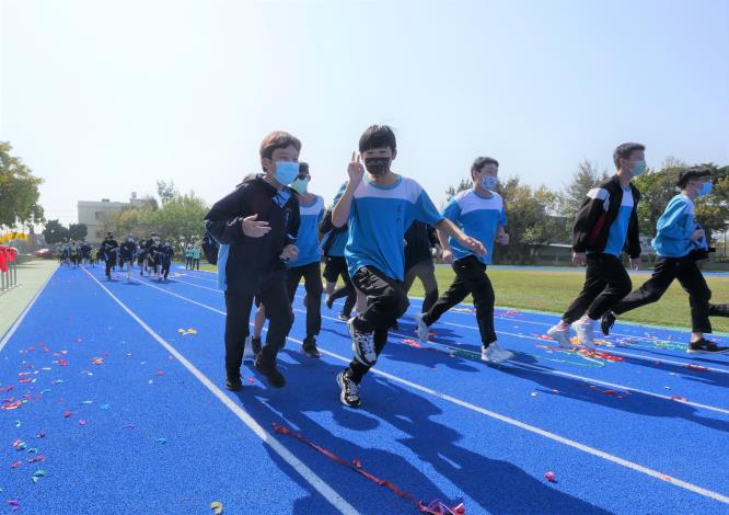 竹縣鳳岡國中全新藍色跑道啟用  學生、社區居民開心運動去