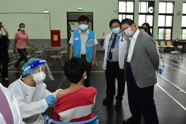 竹縣學童疫苗開打　楊文科視察鼓勵「深呼吸就不痛」
