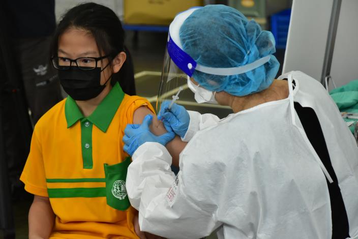 竹縣學童疫苗開打　楊文科視察鼓勵「深呼吸就不痛」 共2張圖片
